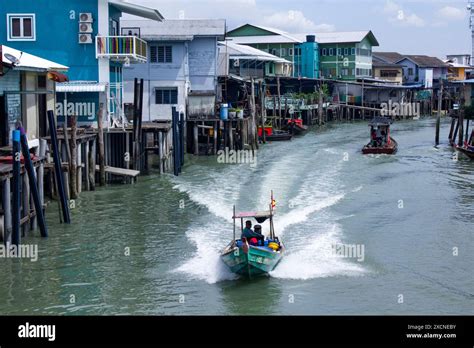 The Boats at Pulau Ketam? - En Vibrant Abstraktion av Folkliv och Havets Mystik!